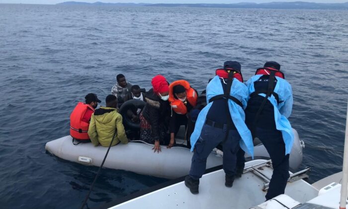 İzmir’de Sahil Güvenlik’ten kaçak göçmen operasyonları