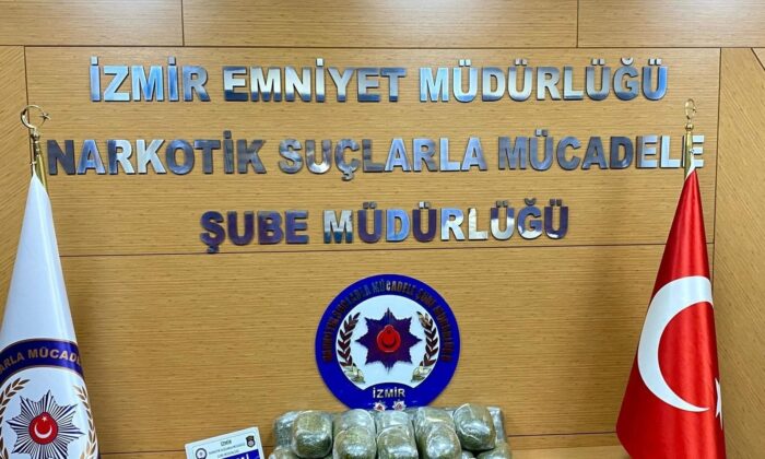 İzmir’de uyuşturucu satıcılarına darbe: Bir araçta 26 kilo bonzai ele geçirildi