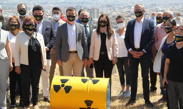 İzmir’in Çernobiline karşı ‘Duran Adam’ eylemi sürüyor
