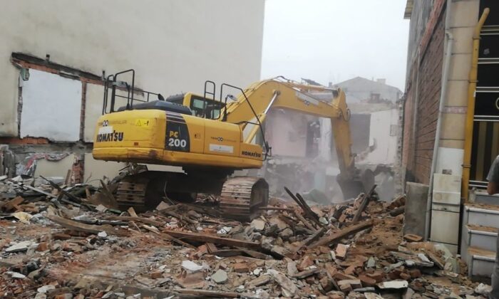 İzmit’teki metruk bina yıkıldı