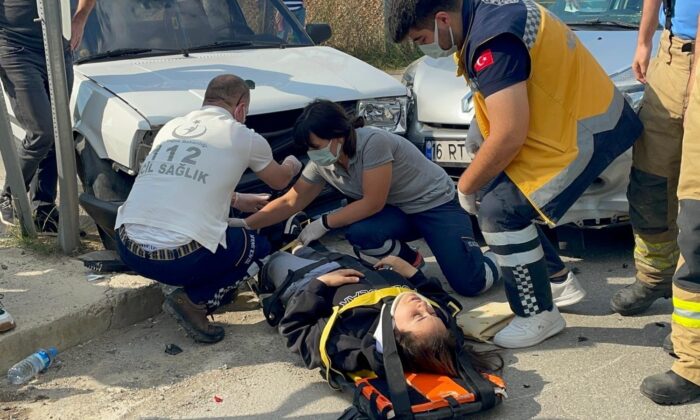 İznik’te motosiklet arabaya çarptı: 2 yaralı