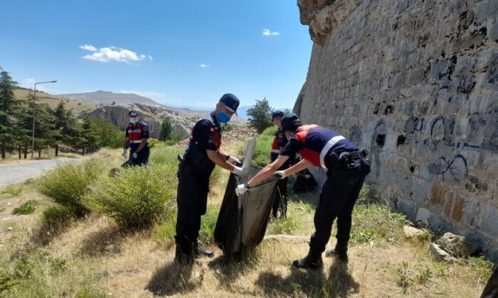 Jandarma ekipleri, çevre temizliği yaparak örnek oldu