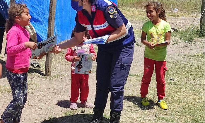 Jandarma hem kadınları bilgilendirdi, hem çocukları sevindirdi