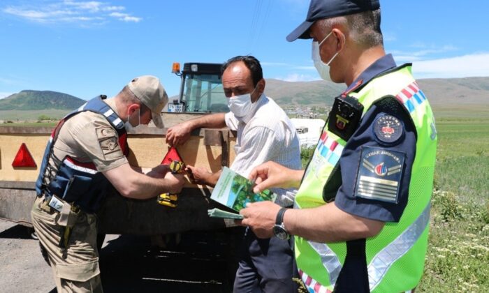 Jandarma traktör kazalarını önlemek için reflektör dağıttı