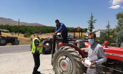 Jandarma traktör sürücülerini bilgilendirdi