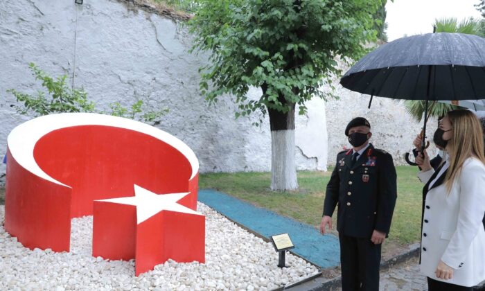 Jandarma’dan DEÜ’ye anlamlı emanet