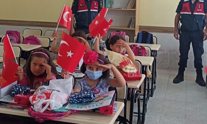 Jandarmadan minik öğrencilerin gönüllerine dokunduracak örnek davranış