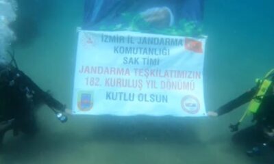 Jandarmadan su altında yıl dönümü kutlaması