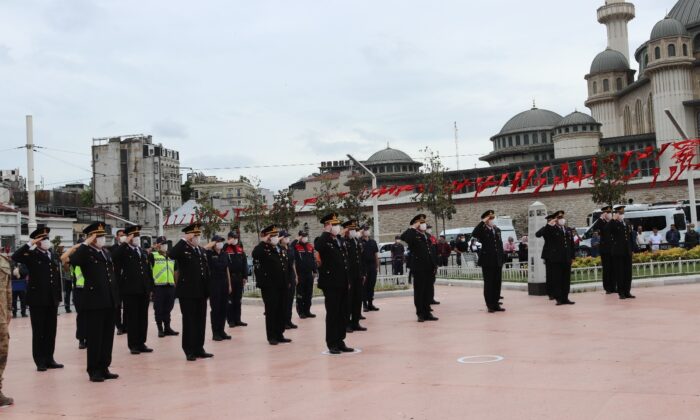 Jandarma’nın 182’nci kuruluş yılında Taksim Cumhuriyet Anıtı’na çelenk bırakıldı
