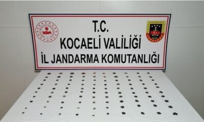 Jandarmanın durdurduğu araçtan tarihi 100 adet sikke ele geçirildi