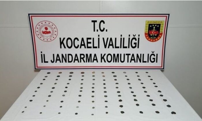 Jandarmanın durdurduğu araçtan tarihi 100 adet sikke ele geçirildi