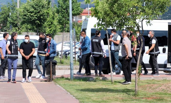 Kaçak sigaraları sahte bandrolle piyasaya süren 7 kişi adliyeye sevk edildi