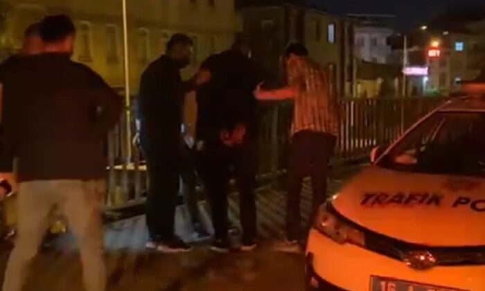 Kaçarken polis otosuna çarptılar