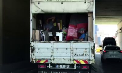 Kadıköy’de kamyonet kasasında tehlikeli yolculuk