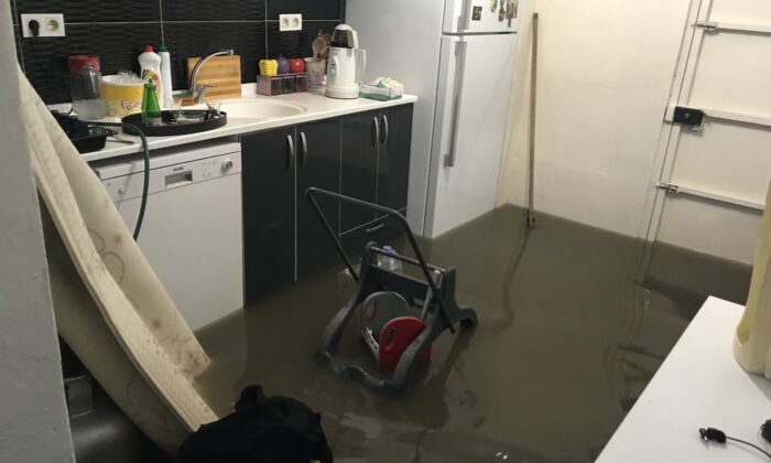 Kadıköy’de sağanak nedeniyle 3 evi su bastı