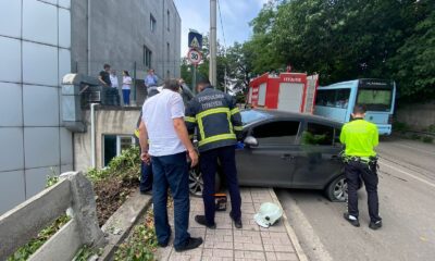 Kadın sürücüsünün hayatını korkuluklar kurtardı