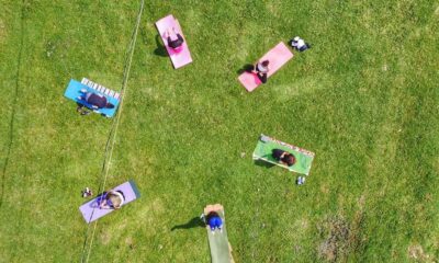 Kadınlar doğada yoga yaptı