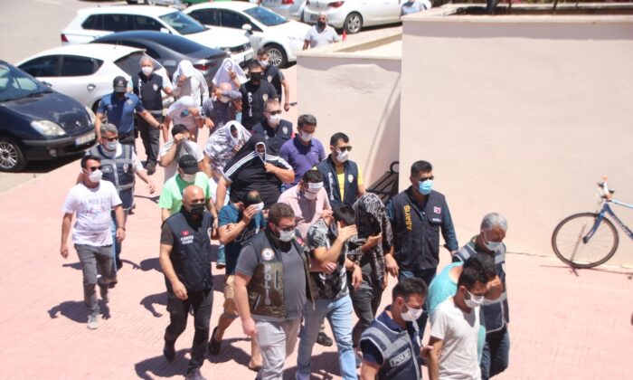 Kadınları iş vaadiyle getirip pasaportlarına el koyup fuhuşa zorladılar