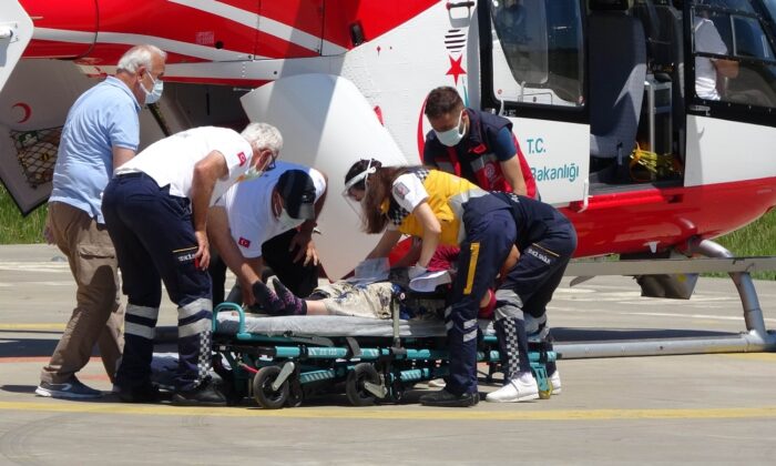 Kafasına kamyonetin arka kapağı düşen kadın ambulans helikopterle hastaneye kaldırıldı