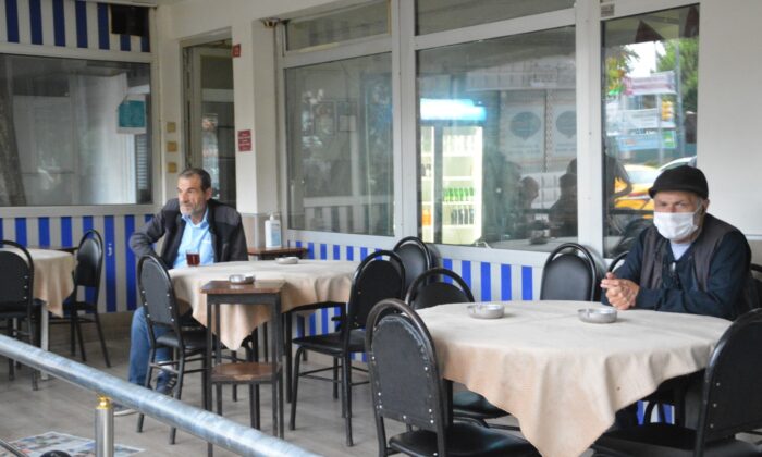 Kafe, kahvehane ve restoranlar bu sabah itibariyle hizmet vermeye başladı