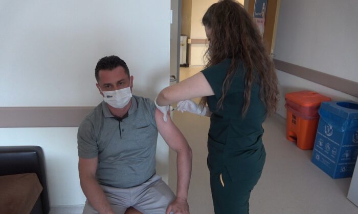 Kafe, restoran çalışanları, berber-kuaförler ve avukatlara aşılama başladı