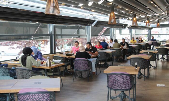 Kafe ve restoranlara vatandaşlar yoğun ilgi gösteriyor