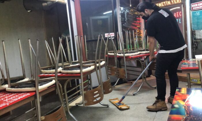 Kafe ve restoranlarda kademeli normalleşme temizliği geceden başladı