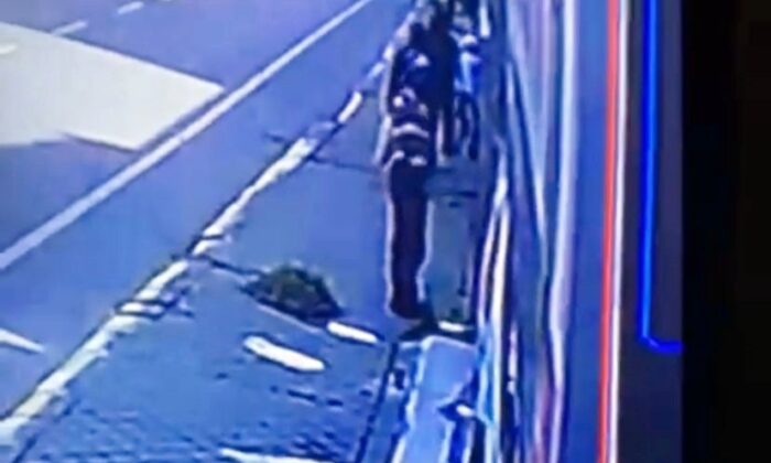 Kağıt toplayıcı kılığında hırsızlık kamerada