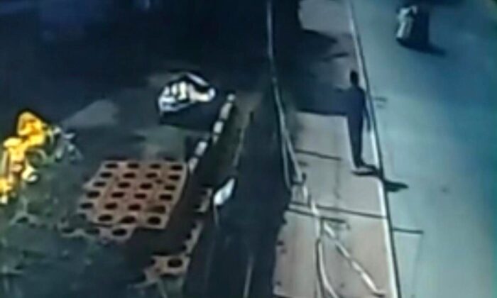 Kağıt toplayıcısı çocuğa kamyonet böyle çarptı