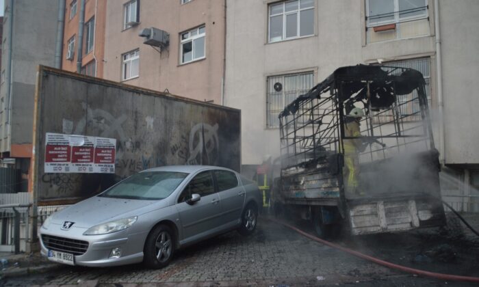 Kağıthane’de 1 kamyonet ve 2 otomobil yandı