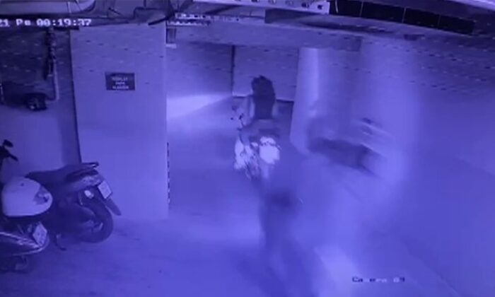 Kağıthane’de 2’si kız 4 motosiklet hırsızı kamerada