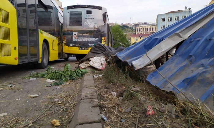 Kağıthane’de freni boşalan İETT otobüsü metro inşaatına daldı