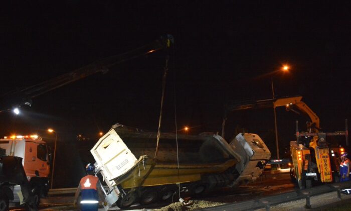 Kağıthane’de hafriyat kamyonu devrildi: 1 yaralı