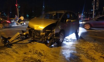 Kağıthane’de ticari taksi ile otomobilin çarpışma anı kamerada