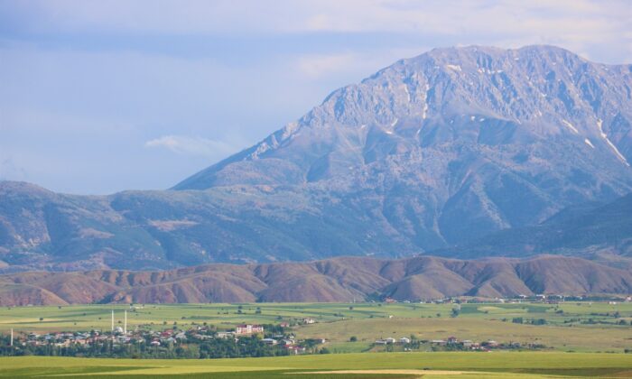 Kahramanmaraş’ta dağ, ova ve çiçeklerin renk cümbüşü
