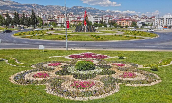 Kahramanmaraş’ta kavşaklar çiçeklerle renklendi