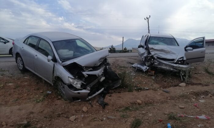 Kahramanmaraş’ta otomobiller çarpıştı: 5 yaralı