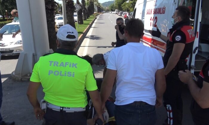 Kalabalığı uzaklaştırmaya çalışan polise “Sen ne yapacaksın” diyerek karşı çıktı