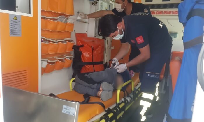 Kalçasına demir parçası batan çocuk yaralandı