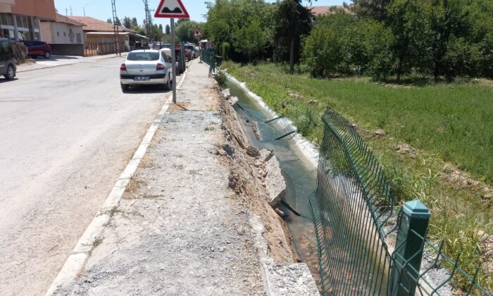 Kaldırım çöktü, tehlike ucuz atlatıldı