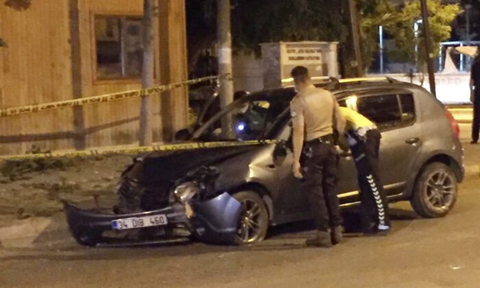 Kaldırıma çıkarak takla atan otomobilin sürücüsü yaralandı