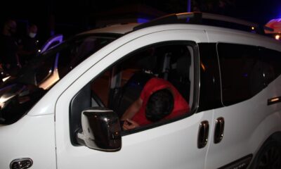 Kaldırımda sızan alkollü gençleri, kameraların ışıkları ayılttı