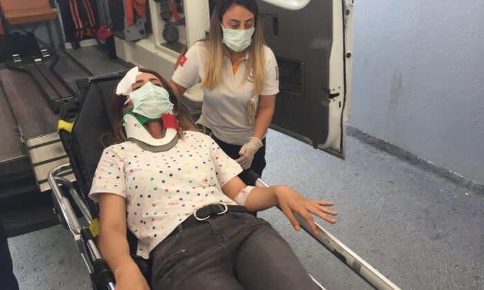 Kaldırımda yürürken başına merdiven düştü