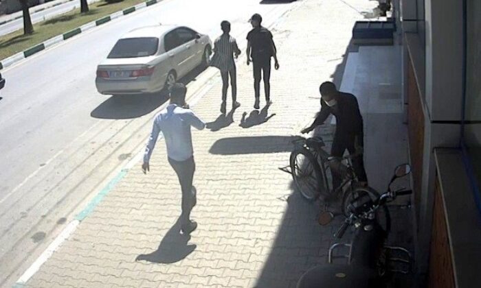 Kaldırımda yürürken gördüğü bisikleti çaldı