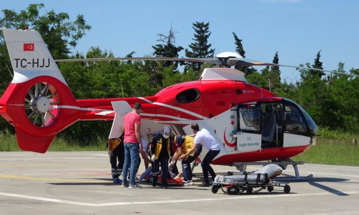 Kalp krizi geçiren 48 yaşındaki şahıs ambulans helikopter ile hastaneye yetiştirildi