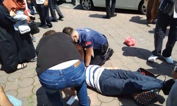 Kalp krizi geçiren adama polisten kalp masajı