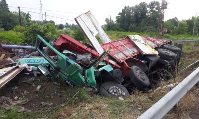 Kamyon şarampole devrildi: 1 ağır yaralı