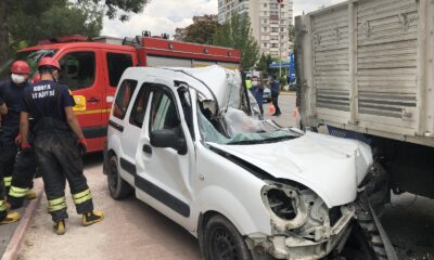 Kamyona çarpan kamyonet sürücüsü öldü