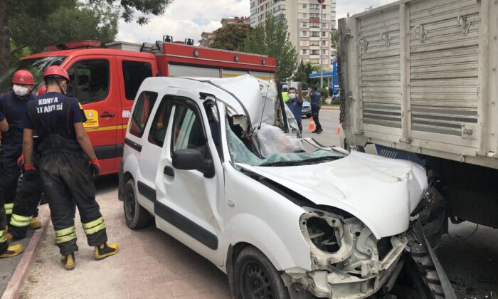 Kamyona çarpan kamyonet sürücüsü öldü