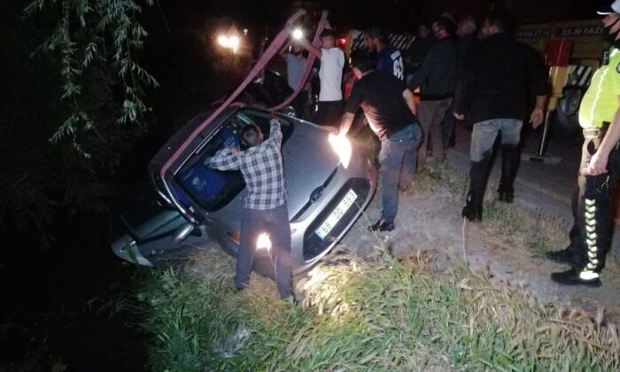 Kamyonet ile çarpışan otomobil kanala düştü: 3 yaralı